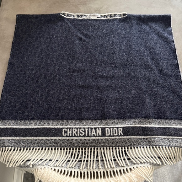 DIOR OBLIQUE REVERSIBLE
PONCHO - Picture 9 of 9